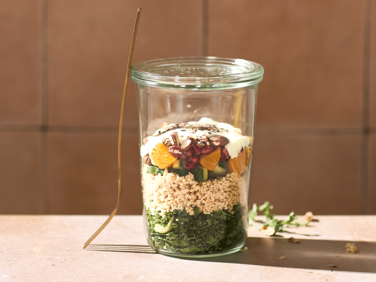 Bulgursalat med kål, appelsiner, mynte og mandler